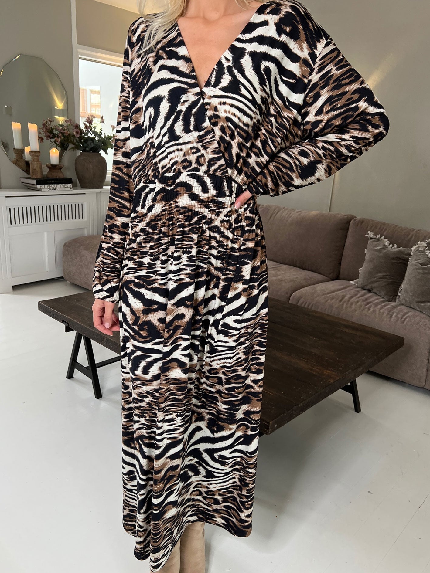 Pams Long Sleeve - Lång stretchig klänning i rynkfritt tyg i stora storlekar